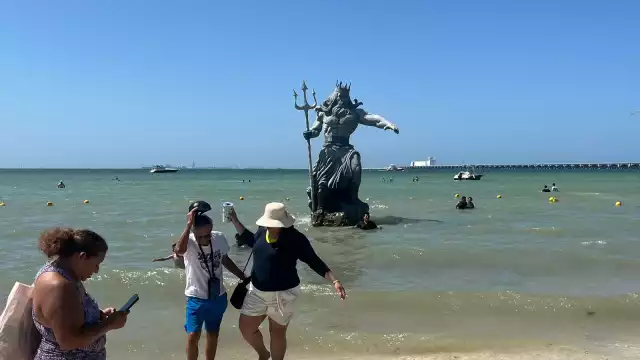 La estatua de Poseidón continúa acaparando miradas en Progreso