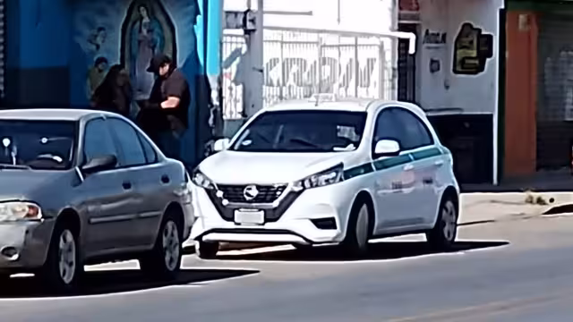 El vehículo en el que fue hallado muerto el taxista estaba estacionado sobre la avenida Ruta 4 de Cancún, que fue cerrada para las indagatorias de Servicios Periciales