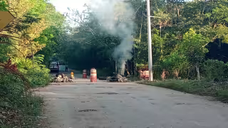 Pobladores de San Francisco bloquean accesos tras intento de extorsión armado en Lázaro Cárdenas