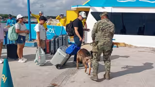 Fuerte operativo de seguridad en acceso a Isla Holbox; revisan equipaje de turistas en Chiquilá