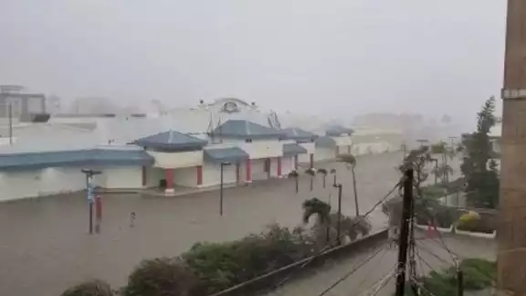El Huracán Lisa provocó el desprendimiento de algunos techos de viviendas, la caída de varios árboles e inundaciones
