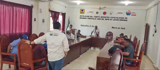 Tras unos minutos de espera, el grupo fue atendido en la Sala de Cabildos por Omar Coronado, secretario particular de la presidencia