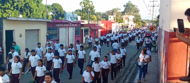 Jóvenes de secundaria y bachillerato también participaron en el desfile