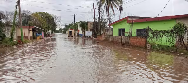 El sistema alcanzó su punto máximo poco después de las 11:00 horas, lo que generó anegaciones. Los puertos de Chiquilá y Holbox se cerraron a embarcaciones menores