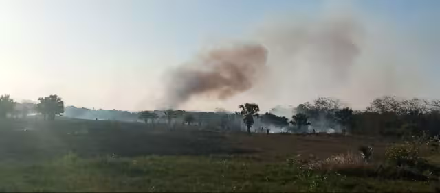 El humo provocado por el fuego alertó de inmediato a los habitantes.