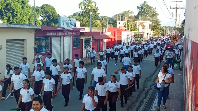 Jóvenes de secundaria y bachillerato también participaron en el desfile