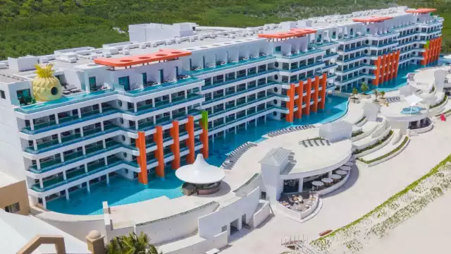 El Hotel Nickelodeon se localiza en las costas de la Riviera Maya, por lo que ofrecen, además de sus instalaciones temáticas, playas de arena blanca