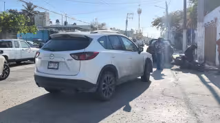 Camioneta cierra el paso a motocicleta y deja dos lesionados en Ciudad del Carmen