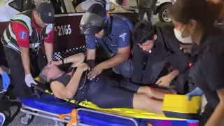 Fuerte accidente entre motocicleta y taxi deja una mujer lesionada de gravedad en Playa Norte