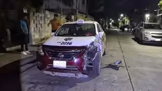Taxista provoca aparatosa carambola contra autos estacionados en Ciudad del Carmen