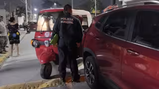 Pochimóvil embiste camioneta en Ciudad del Carmen y deja caos en la vialidad