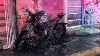 Se incendia motocicleta en el Centro de Ciudad del Carmen y moviliza a bomberos