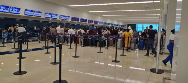 Hay gran afluencia en los mostradores de las aerolíneas
