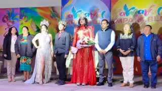 Helada noche de coronación de la reina de la Diversidad y los reyes del CONALEP en el carnaval de Dzitbalché