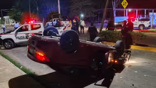 Jóvenes sufren aparatosa volcadura y abandonan su vehículo en plena avenida de Calkiní