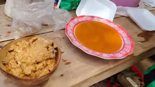 Entregan primicia a los dueños de terreno para evitar que los duendes ataquen a la familia