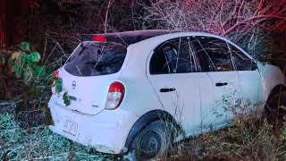 Conductor huye tras salirse de la carretera en Calkiní y deja a su acompañante