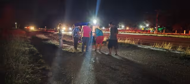 Mototaxi con familia vuelca tras ser impactado por un vehículo fantasma.