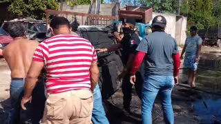 Por más que los vecinos intentaron sofocar las llamas con a cubetazos, nada se pudo hacer