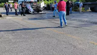 Pasajeros que viajaban al frente de la combi quedaron prensados en el interior