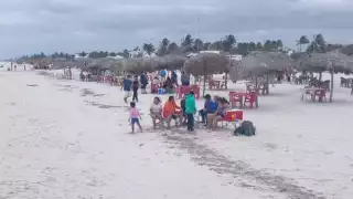 Las palapas de la playa de Sisal fueron ocupadas por familias que buscan pasarla bien este domingo
