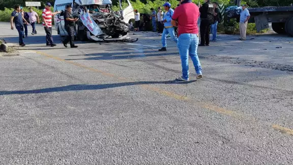 Pasajeros que viajaban al frente de la combi quedaron prensados en el interior Pasajeros que viajaban al frente de la combi quedaron prensados en el interior