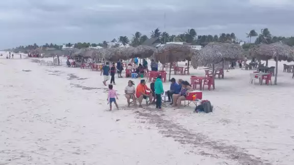 Las palapas de la playa de Sisal fueron ocupadas por familias que buscan pasarla bien este domingo Las palapas de la playa de Sisal fueron ocupadas por familias que buscan pasarla bien este domingo