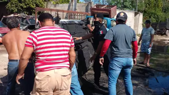 Por más que los vecinos intentaron sofocar las llamas con a cubetazos, nada se pudo hacer Por más que los vecinos intentaron sofocar las llamas con a cubetazos, nada se pudo hacer
