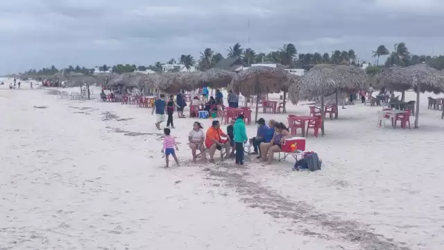 Las palapas de la playa de Sisal fueron ocupadas por familias que buscan pasarla bien este domingo