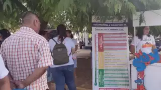 Varios hombres se detuvieron para leer la información