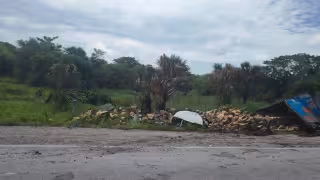 Vuelca tráiler doble remolque con cajas de cerveza en la carretera Champotón-Campeche