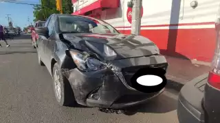 Uno de los vehículos implicados en el accidente de tránsito terminó con graves daños