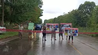 Familiares del hombre que murió a bordo de una patrulla en Akil cerraron la carretera para pedir que las autoridades les den respuestas