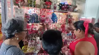 Los enamorados playenses pasaron por alto la crisis económica y pagaron más de 3 mil pesos por arreglos florales y regalos de todo tipo