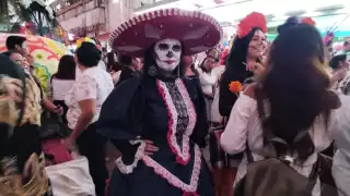 Varias personas presencian el desfile de las ánimas
