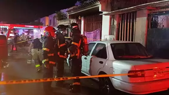 Bomberos llegaron a socorrer el incendio de una vivienda en Playa del Carmen Bomberos llegaron a socorrer el incendio de una vivienda en Playa del Carmen