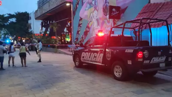 Paseantes y locatarios estaban atónitos al ver el ataque armado. Las víctimas sobrevivieron al intento de ejecución Paseantes y locatarios estaban atónitos al ver el ataque armado. Las víctimas sobrevivieron al intento de ejecución