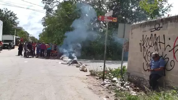 Los habitantes de la colonia 2 de Octubre bloquearon una de las calles que da al lugar con piedras Los habitantes de la colonia 2 de Octubre bloquearon una de las calles que da al lugar con piedras