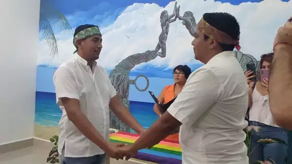 La pareja conformada por dos hombres, uno originario de Tabasco y otro de Ecuador, indicaron que el machismo en el Estado del Sureste de México no permite la libre expresión de la sexualidad La pareja conformada por dos hombres, uno originario de Tabasco y otro de Ecuador, indicaron que el machismo en el Estado del Sureste de México no permite la libre expresión de la sexualidad