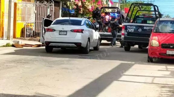 Habían logrado sacar varios artículos a bordo de una camioneta que fue interceptada por los elementos de la Policía Habían logrado sacar varios artículos a bordo de una camioneta que fue interceptada por los elementos de la Policía