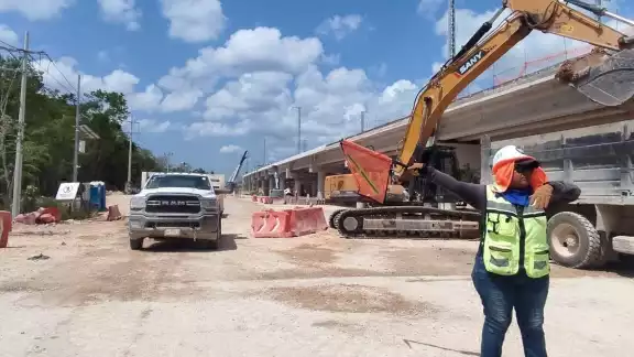Obreros afirman que falta señalética y alumbrado en la prolongación de Av. Juárez representa un riesgo Obreros afirman que falta señalética y alumbrado en la prolongación de Av. Juárez representa un riesgo