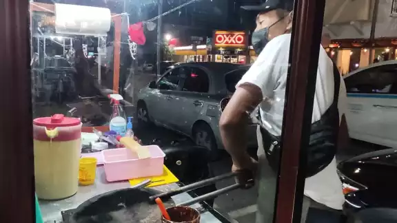 Ambulantes en Solidaridad se esfuerzan por mantener precios asequibles para sus clientes a pesar de la presión por los costos