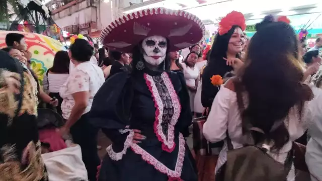 Varias personas presencian el desfile de las ánimas