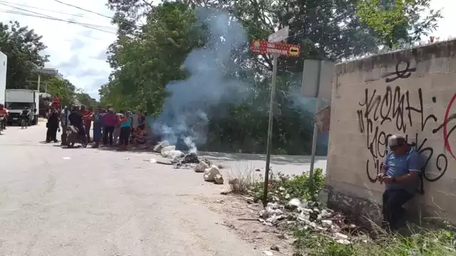 Los habitantes de la colonia 2 de Octubre bloquearon una de las calles que da al lugar con piedras