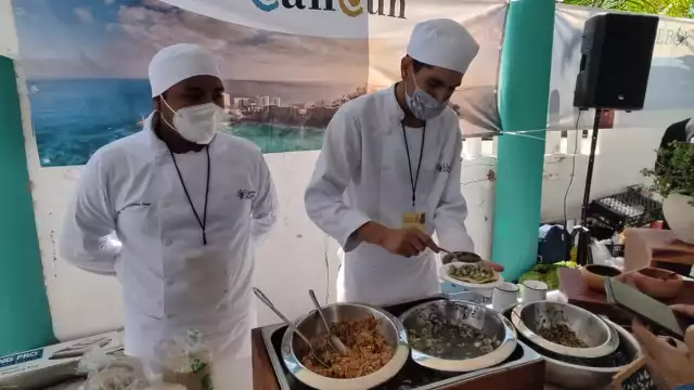 Algunos de los participantes del Festival Gastronómico del Caribe Mexicano son estudiantes universitarios