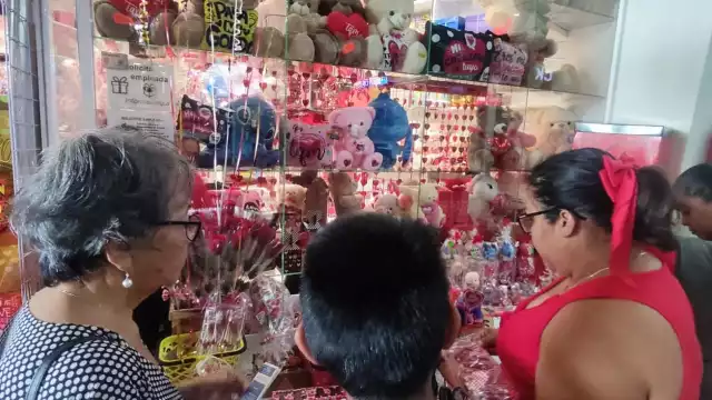 Los enamorados playenses pasaron por alto la crisis económica y pagaron más de 3 mil pesos por arreglos florales y regalos de todo tipo