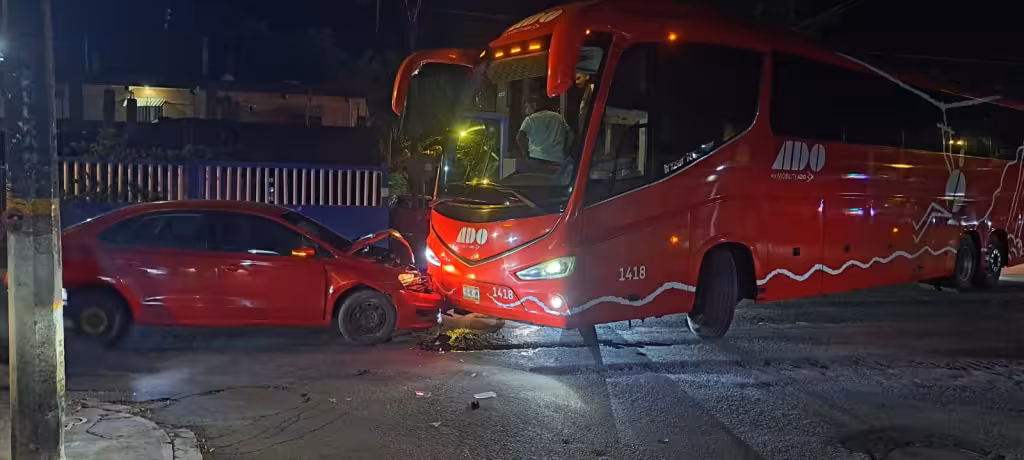 Autobús de ADO provoca choque en Tulum tras invadir carril de automóvil