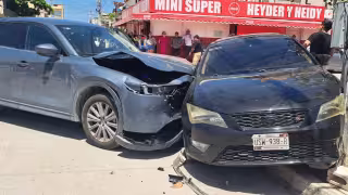 Camioneta impacta a vehículo compacto y provoca movilización policiacas en Tulum