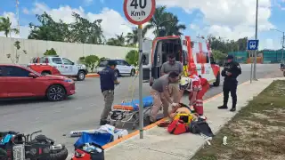 Motociclista sufre traumatismo craneoencefálico tras ser impactado por camioneta en Tulum
