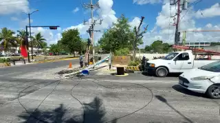 Los trabajadores tuvieron que cerrar uno de los carriles, causando problemas de tránsito